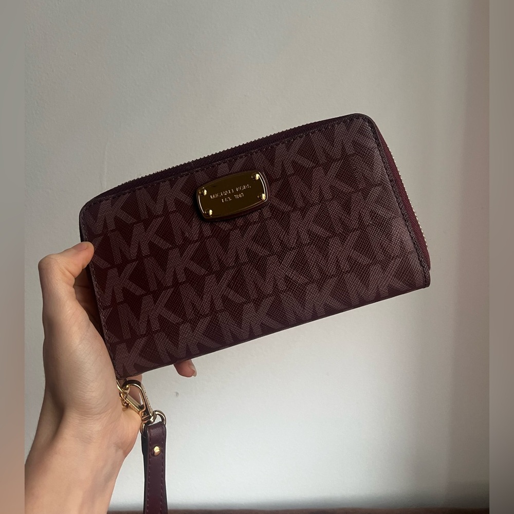 Michael Kors Wristlet (burgundy)